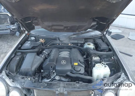 1999 Mercedes-Benz E 320 z USA, uszkodzony, nr VIN WDBJF65H7XA767397